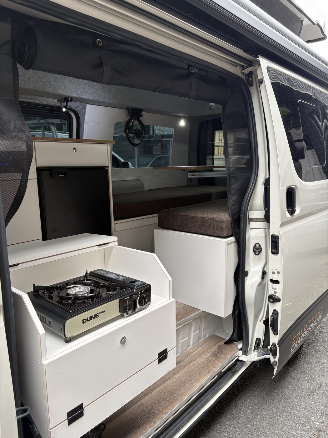 Side-door kitchen, fridge and rear dinette